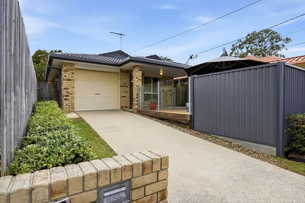 Wynnum 3Phòng ngủ Charming Lowset Brick Home with Plunge Pool & Backyard Perfect For Entertaining - Prime Wynnum Lifestyle