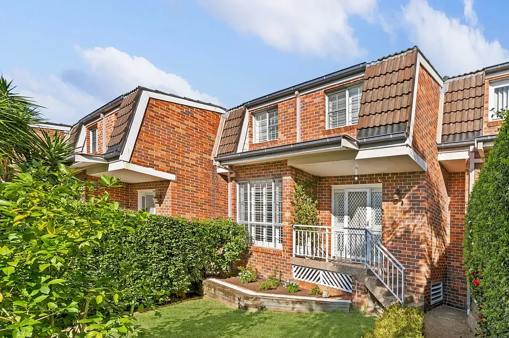 Hornsby 3Moenga Double brick, north-facing townhouse in the sought-after Hornsby North Public School catchment