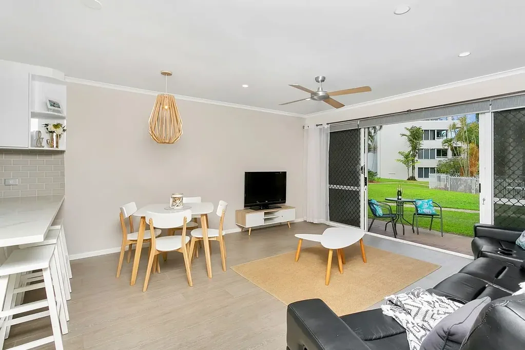 Modern Palm Cove Apartment