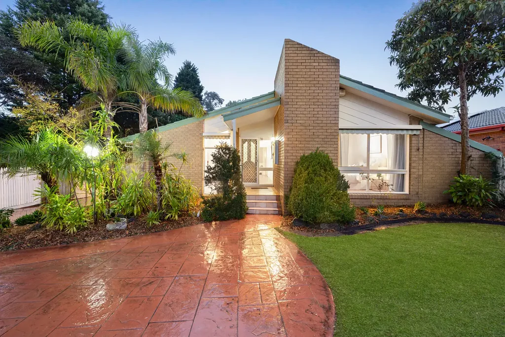 Wantirna South 4ห้องนอน Architectural Character, Family Space and Established Garden Appeal