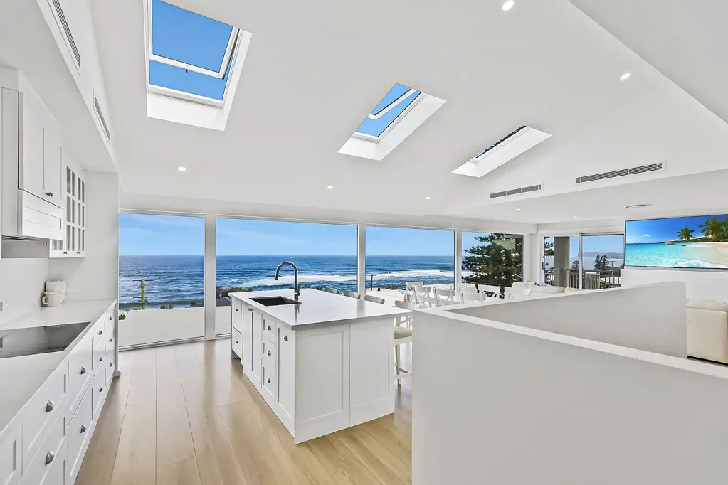 Forresters Beach 7ਬੈੱਡਰੂਮ Luxury Coastal Retreat with Sweeping Ocean Views