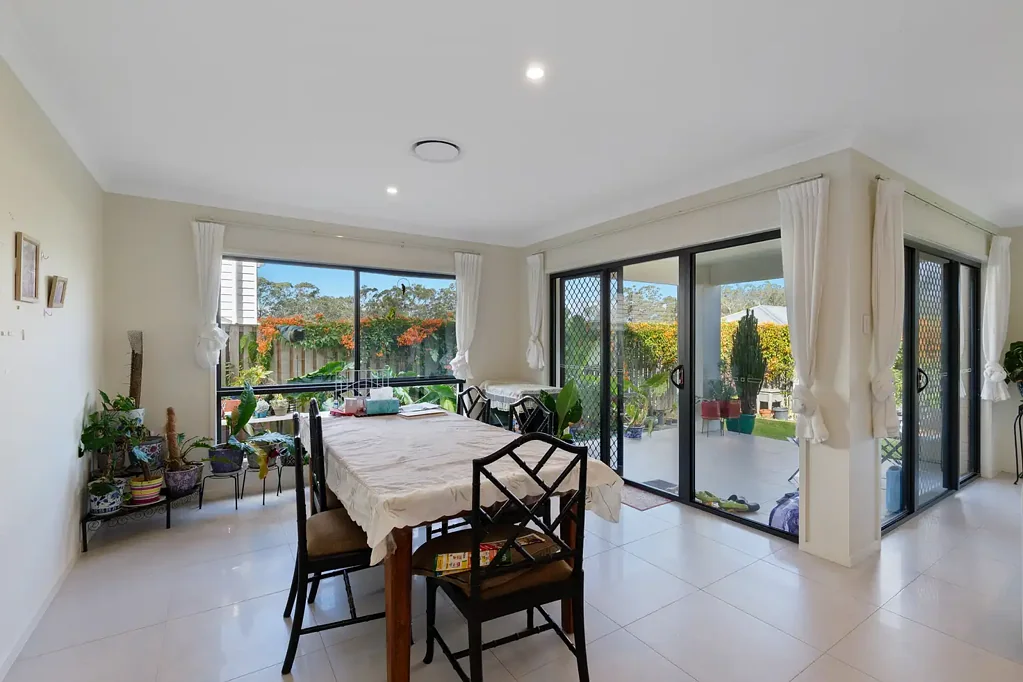 Pimpama 5 Bedroom Two Master Bedrooms - Perfect for Extended Family Living