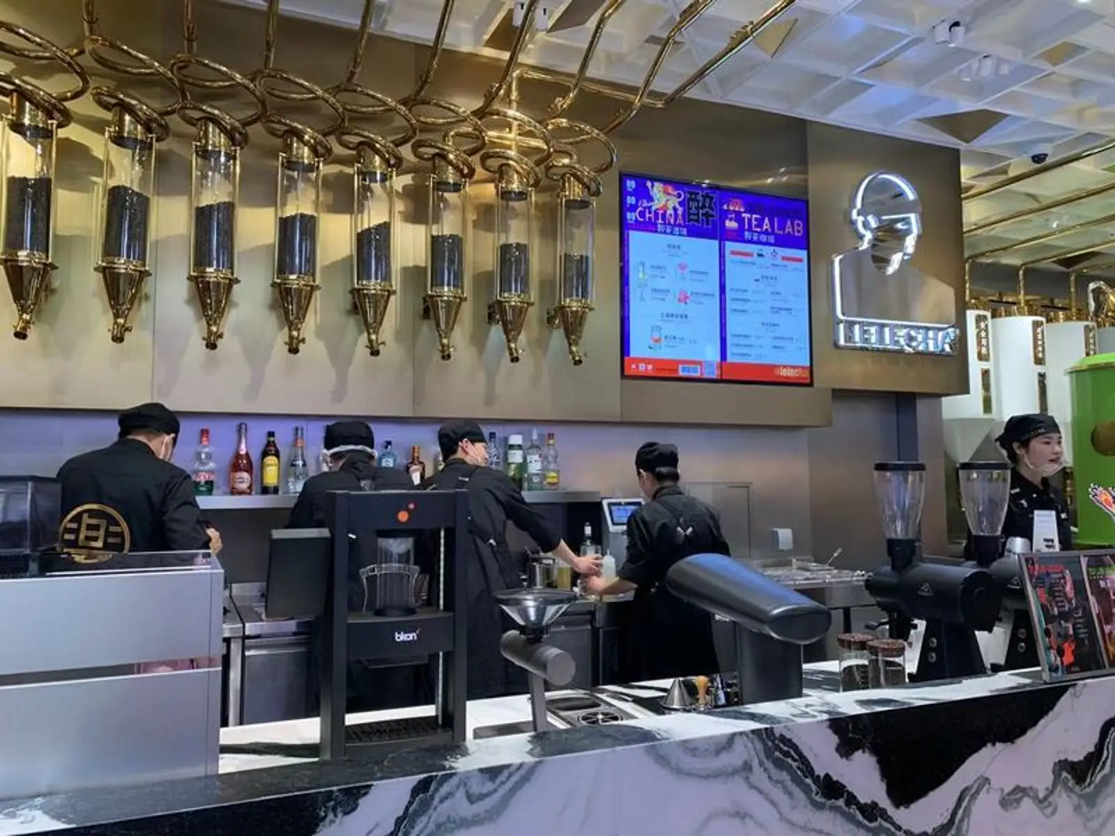 焦点分析丨窗口小铺被抛弃，奶茶店正越开越大