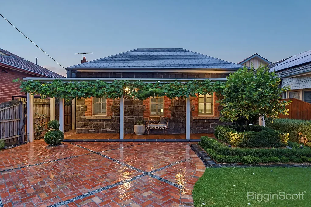 Moonee Ponds 4房 遗产蓝石立面 1848年历史 高天花板壁炉 精致设计师厨房 私密庭院泳池 优质电器 双车库工作室 Timeless Elegance Meets Contemporary Family Luxury