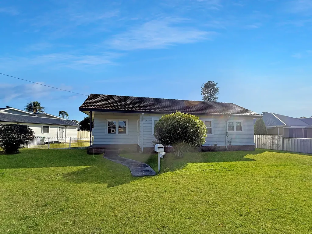 STYLISH FAMILY HOME WITH SELF-CONTAINED STUDIO IN A CONVENIENT LOCATION
