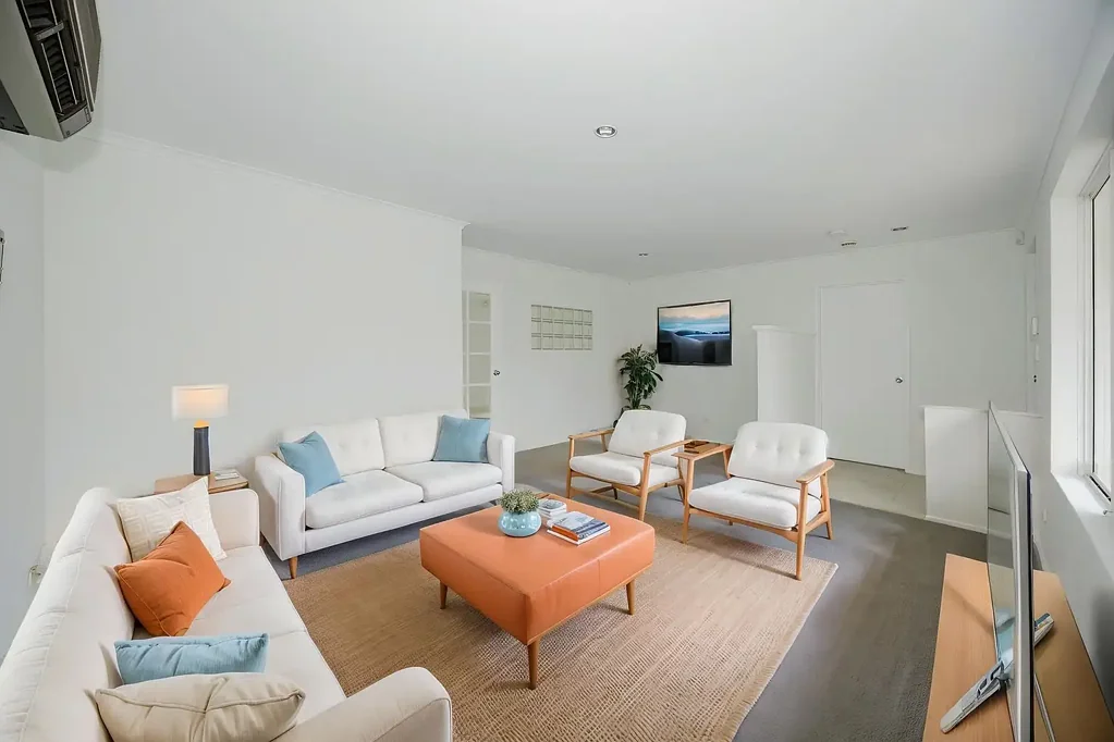 Connolly 5Zimmer Fabulous on Fairway — Dual Living, Granny flat - Endless Potential & An Opportunity Not to Be Missed
