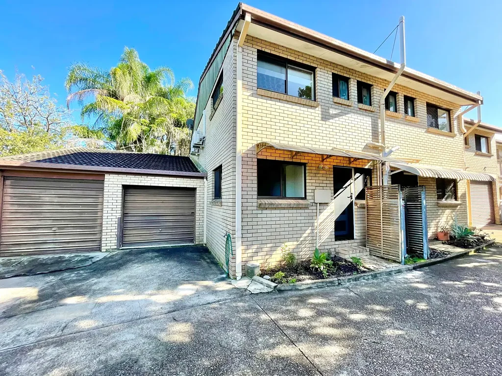 2-Bedroom Townhouse with Balcony & River Breezes