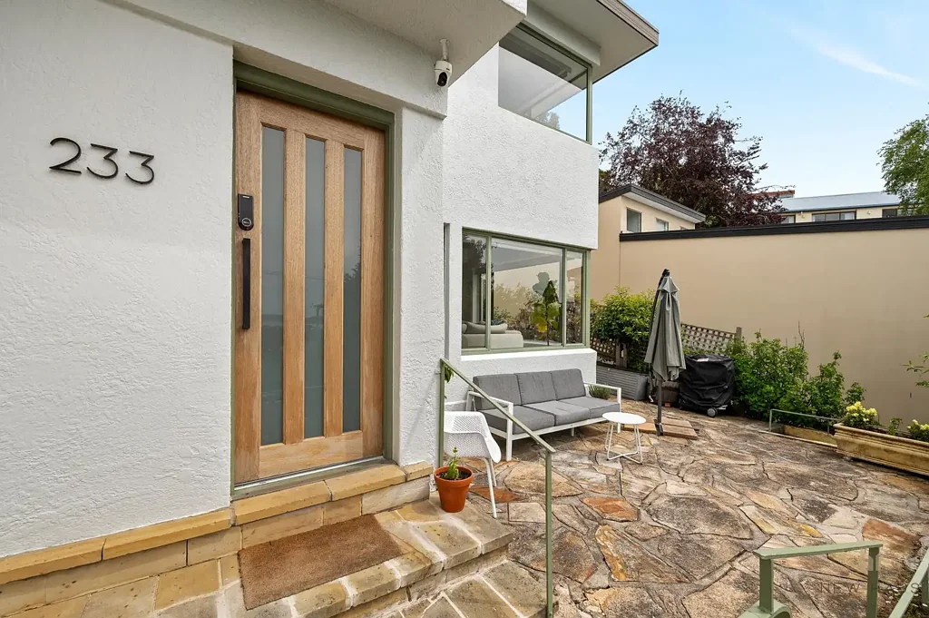 Taroona 4બેડરૂમ Where Contemporary Living Meets Coastal Calm