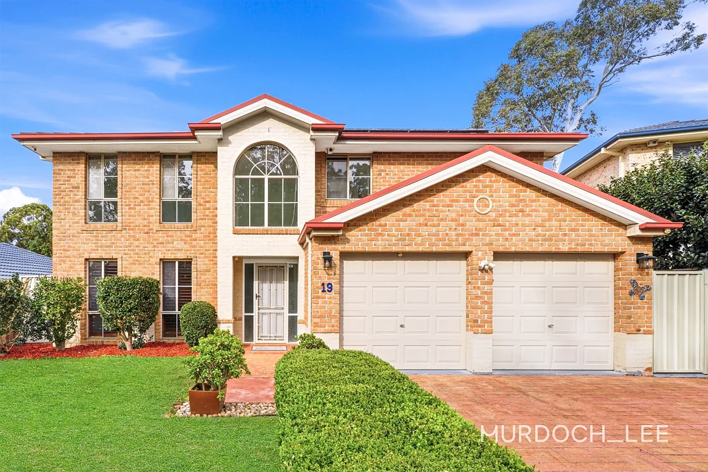 Spacious Family Residence with Flexible living and Walk to all Amenities the local has to offer!!! Pool maintenance included!!!