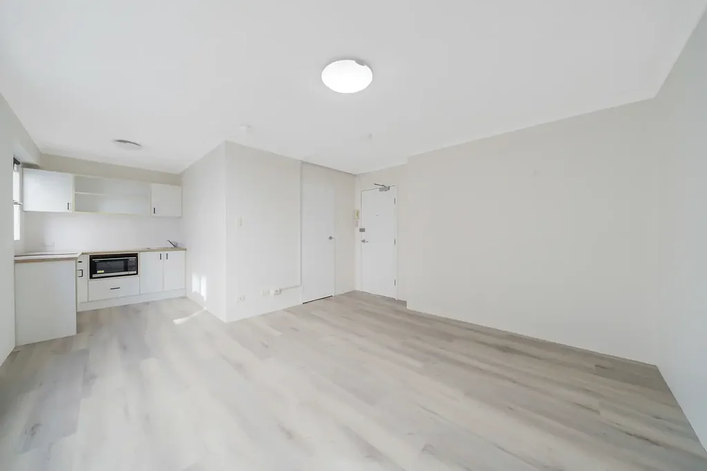 Bright Studio Apartment In Ultra Convenient Locale