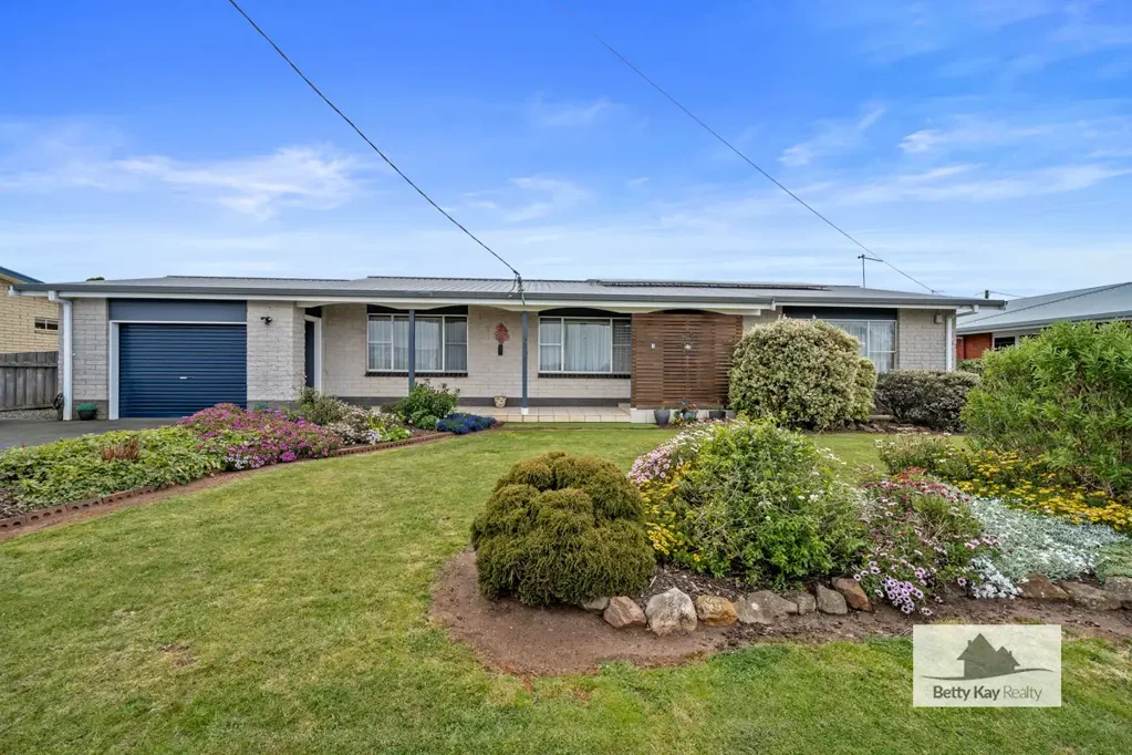 Smithton 3 Bedroom Stunning Immaculate Family Home in Smithton with Solar Panels  20 Panels.