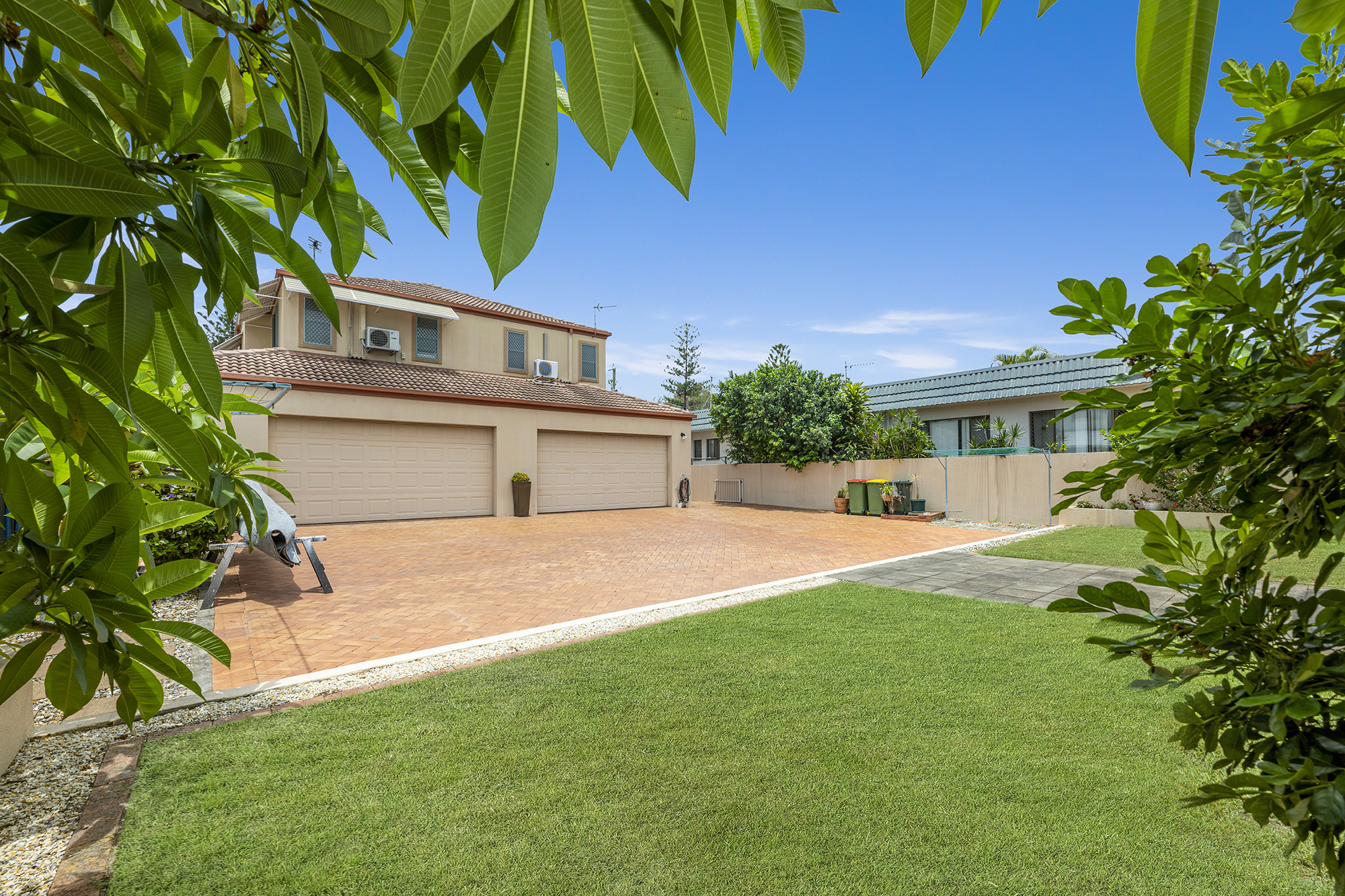 UNIT 1 130 THE ESPLANADE, PARADISE POINT QLD 4216, 0 rūma, 0 rūma horoi, Townhouse