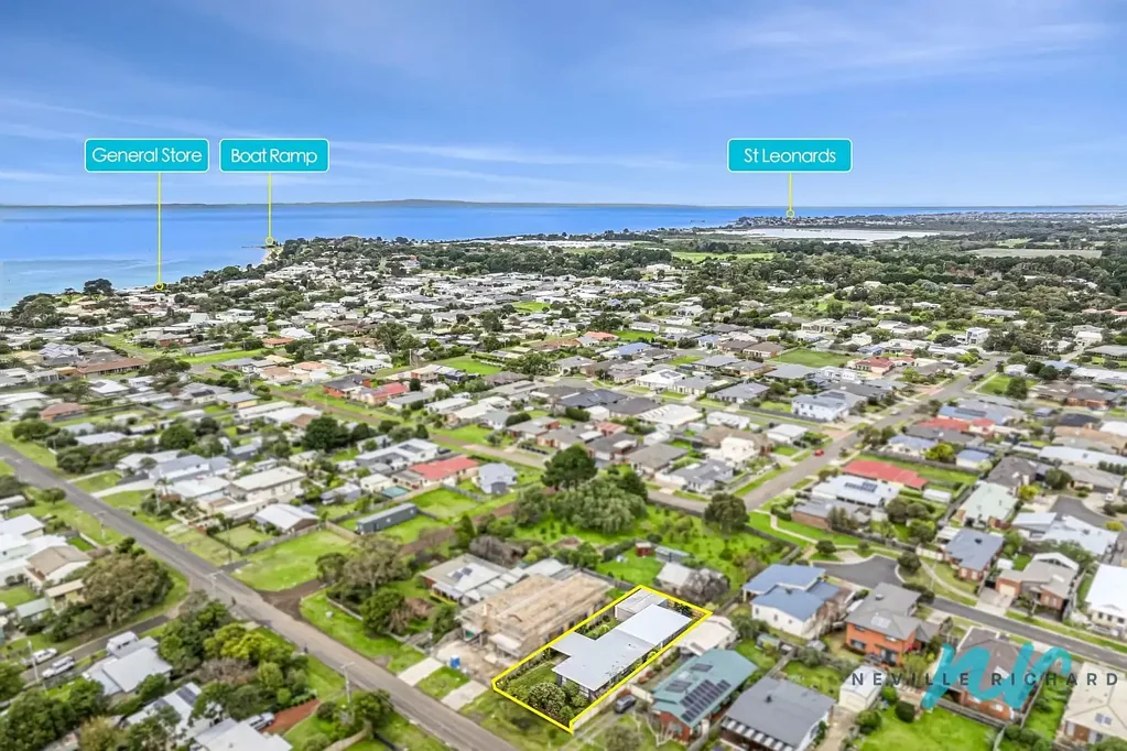 Indented Head 6 Slaapkamer Rare Dual-Living Opportunity Just Moments from the Beach