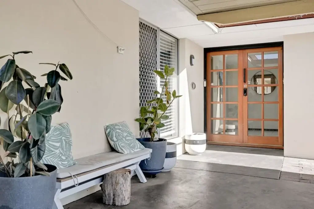 Warwick 5침실 spacious Family Living with Pool on 731sqm – Prime Warwick Location