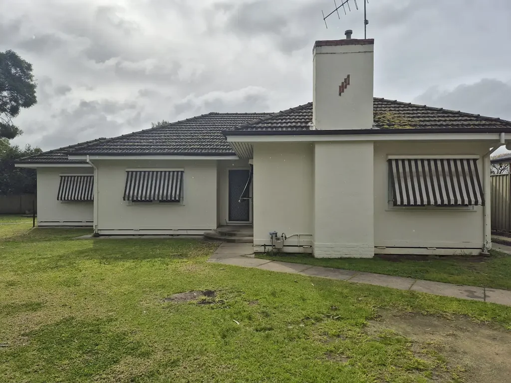 Roomy 3br Home - Great Location near Parklands.  Close walk to shopping.