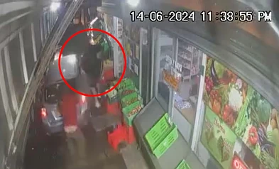 乱了！奥克兰中区惊爆劫案，男子为抢劫开车撞路人，监控拍下真实一幕……