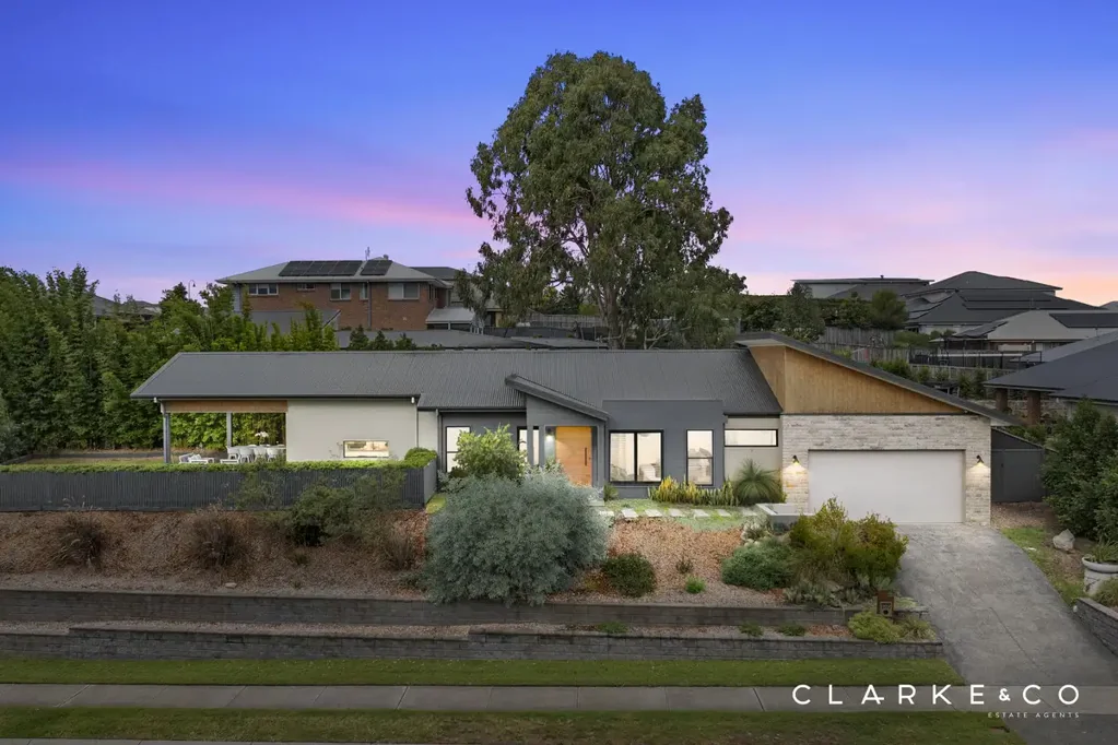 Bolwarra Heights 4Zimmer ARCHITECTURAL LUXURY WITH ELEVATED VIEWS!