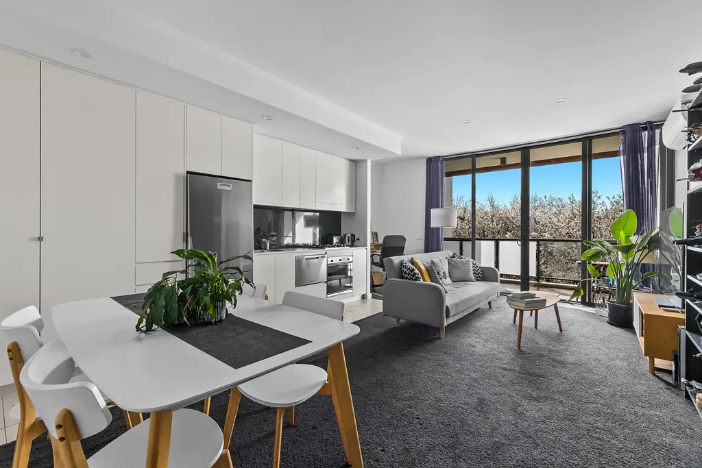 Kingston 1房  Sunny Top Floor Apartment