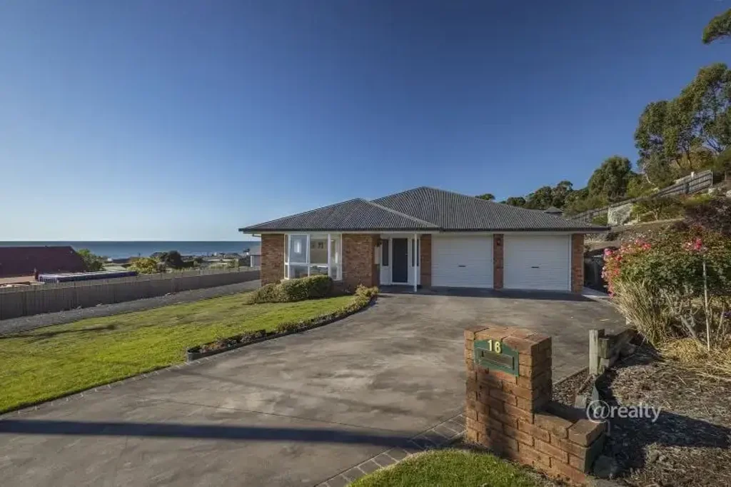 Penguin 3غرفة نوم Quality home with stunning coastal views and Sub Division potential