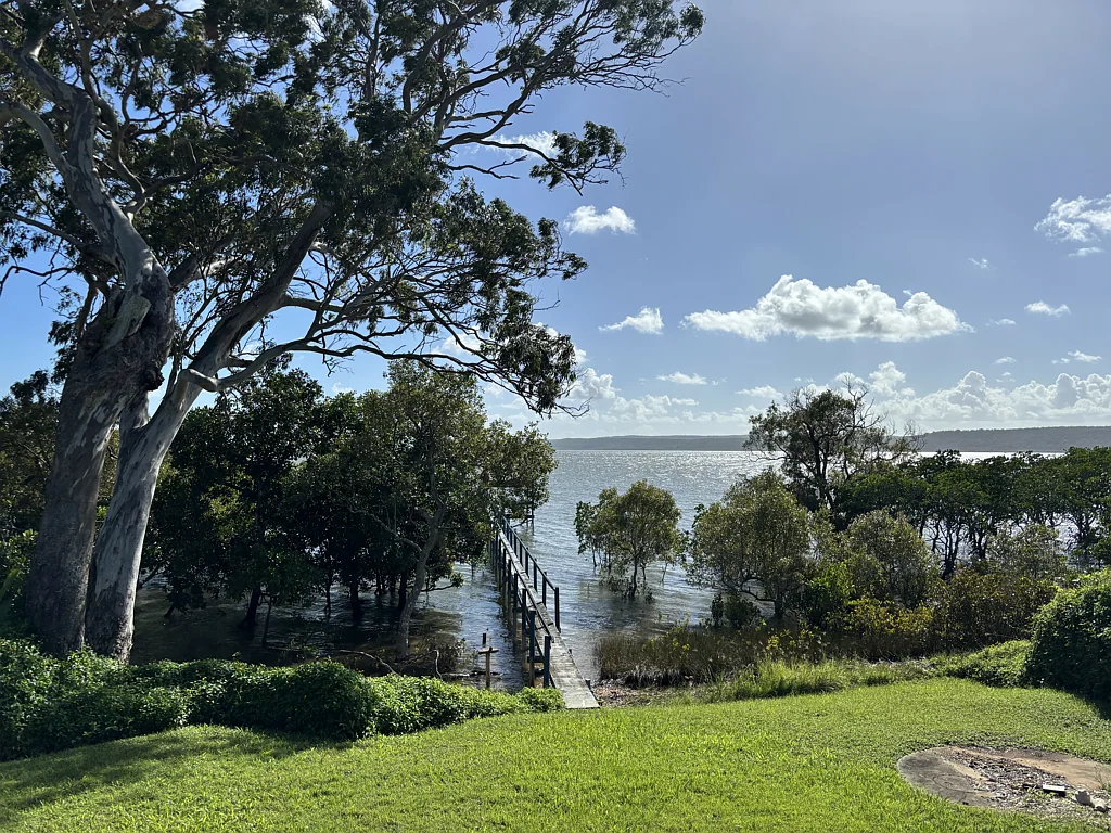 Lamb Island 4部屋 Waterfront 1323m2 with Jetty, Easy Water Access, Spacious House with Potential