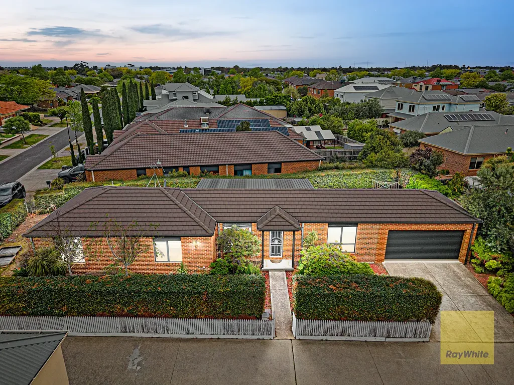 Point Cook 3غرفة نوم Beautiful North-Facing Family Home on 611sqm (Approx.) in the Heart of Point Cook!