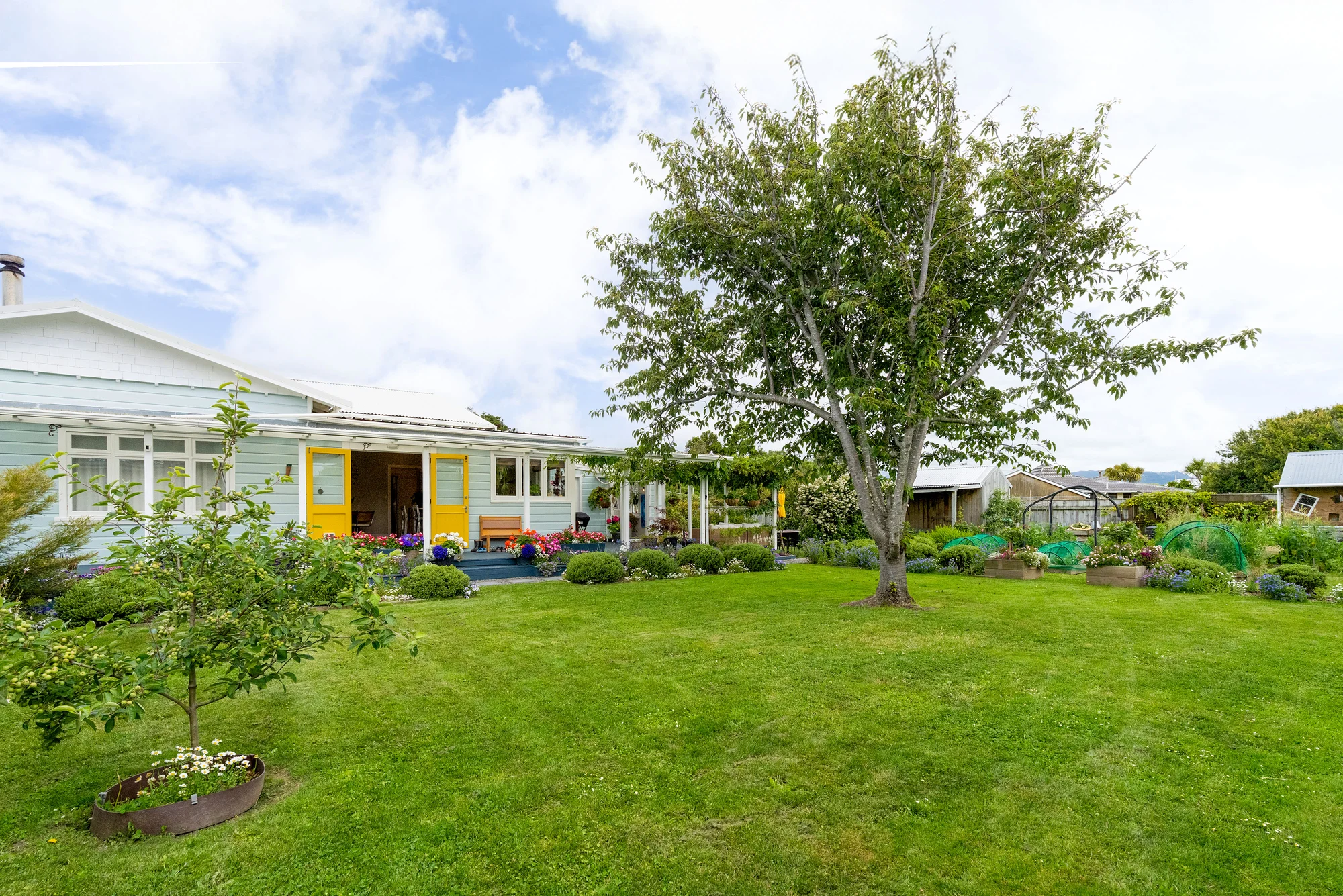Otaki Beach 3房  A garden sanctuary in full spring bloom