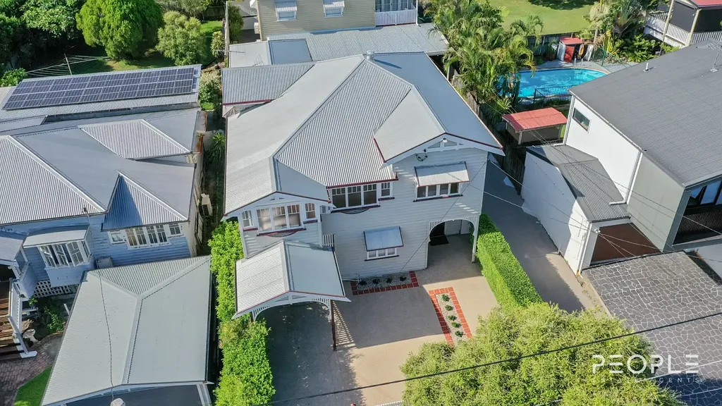 Greenslopes 5房 黄金内城双居 210㎡阔宅 261㎡私地 五卧双浴 多区娱乐 灵活空间 市区近享 Spacious Dual Living Queenslander in High Growth Area