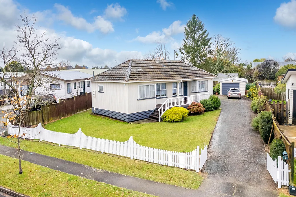 Dinsdale 2બેડરૂમ Bargain in Dinsdale - $599,000.