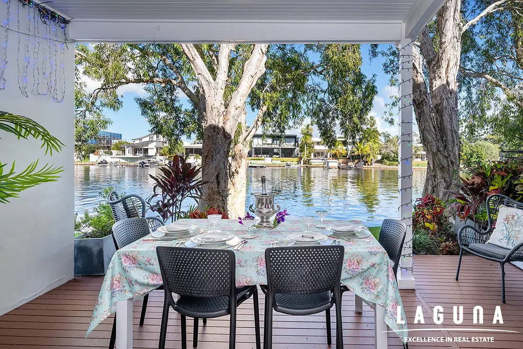 Noosaville 3ห้องนอน Waterfront Townhouse In Sought After Location