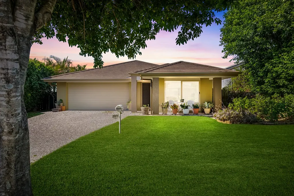 Redbank Plains 4房 家庭理想居所 510㎡宽绰地块 开放式明亮空间 现代厨房设备 主卧带套与步入式衣帽间 私密低维护后院 靠近学校与购物中心 交通便捷 Spacious Family Living in a Peaceful, Convenient Location