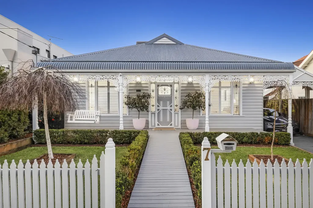 Mentone 4 Bedroom Victorian Elegance Enriched with Contemporary Radiance