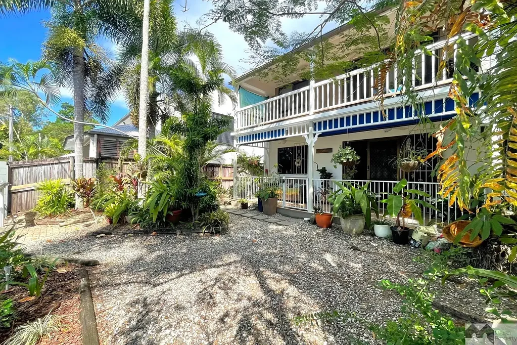 Holloways Beach 2 Bedroom STYLISH APARTMENT – ACROSS FROM THE BEACHFRONT