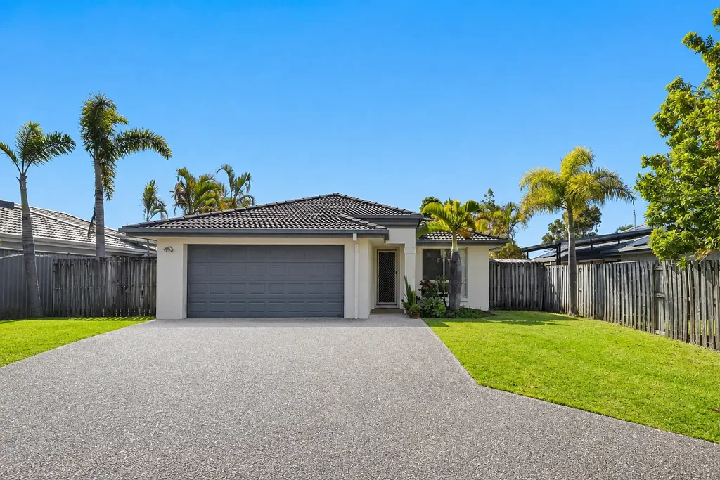 Varsity Lakes 3 Bedroom Spacious Family Living on 731m² Block in Varsity Lakes!!
