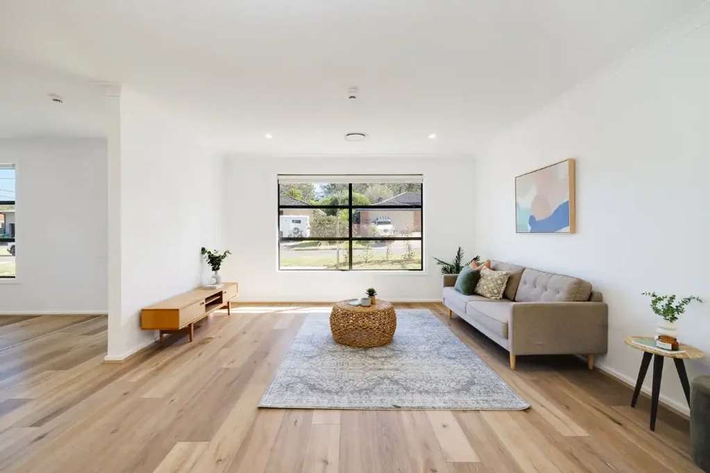 Ringwood East 4房 双拼雅居 四卧三卫 高顶挑空 现代厨电Bosch 全屋双玻恒温 步行商圈东连高速 Spacious, Light-Filled Townhouse in Quiet and Convenient Location
