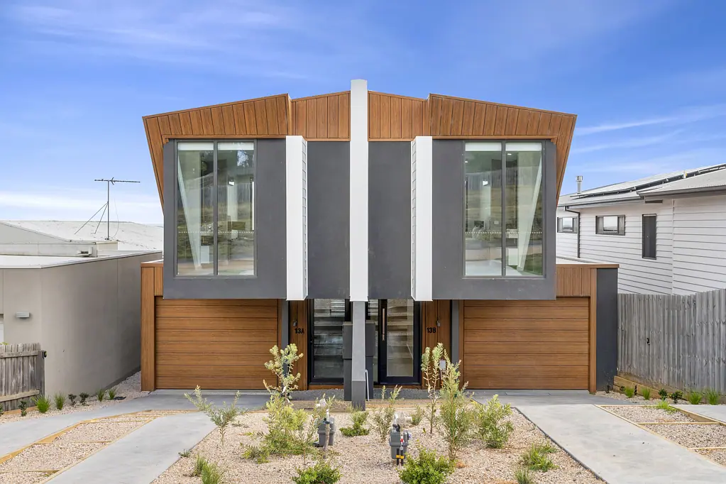 Portarlington 3房  Architectural Elegance with Bay Views: Luxurious Townhouses in the Heart of Portarlington