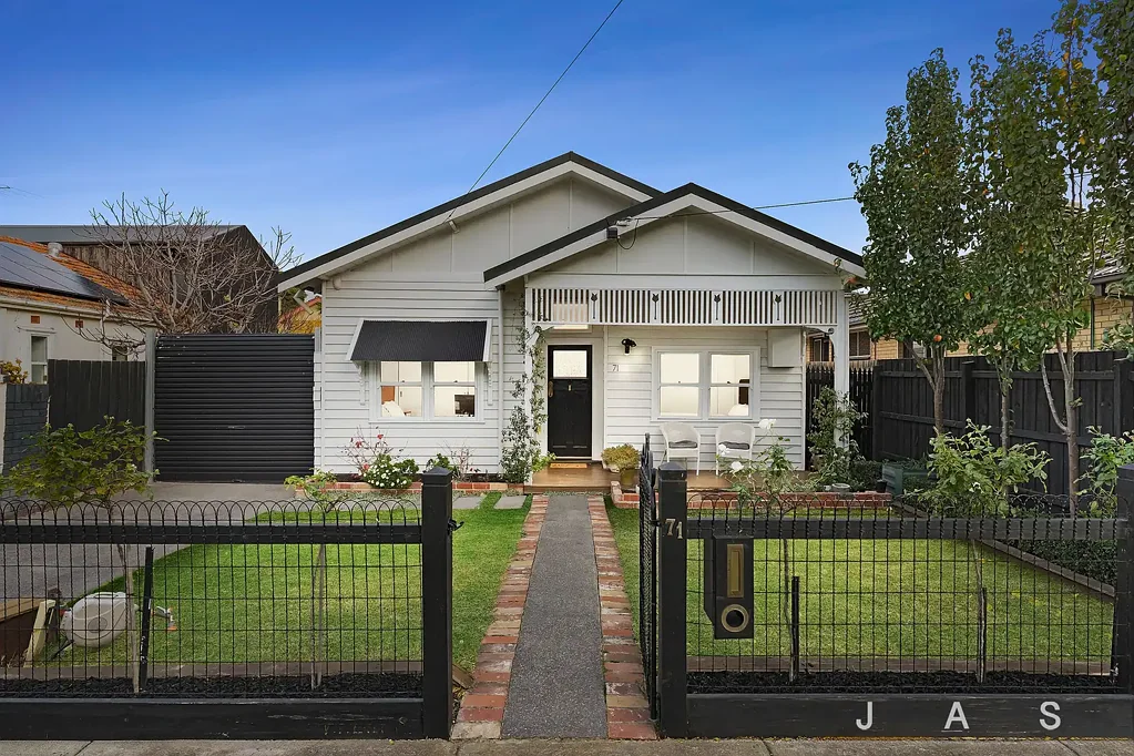 West Footscray 3房 精心翻新三卧 时期特色住宅 宽敞朝北地块 开放式生活区 现代厨房设计 安全街外停车 步行便利设施 Period Charm, Location Perfection