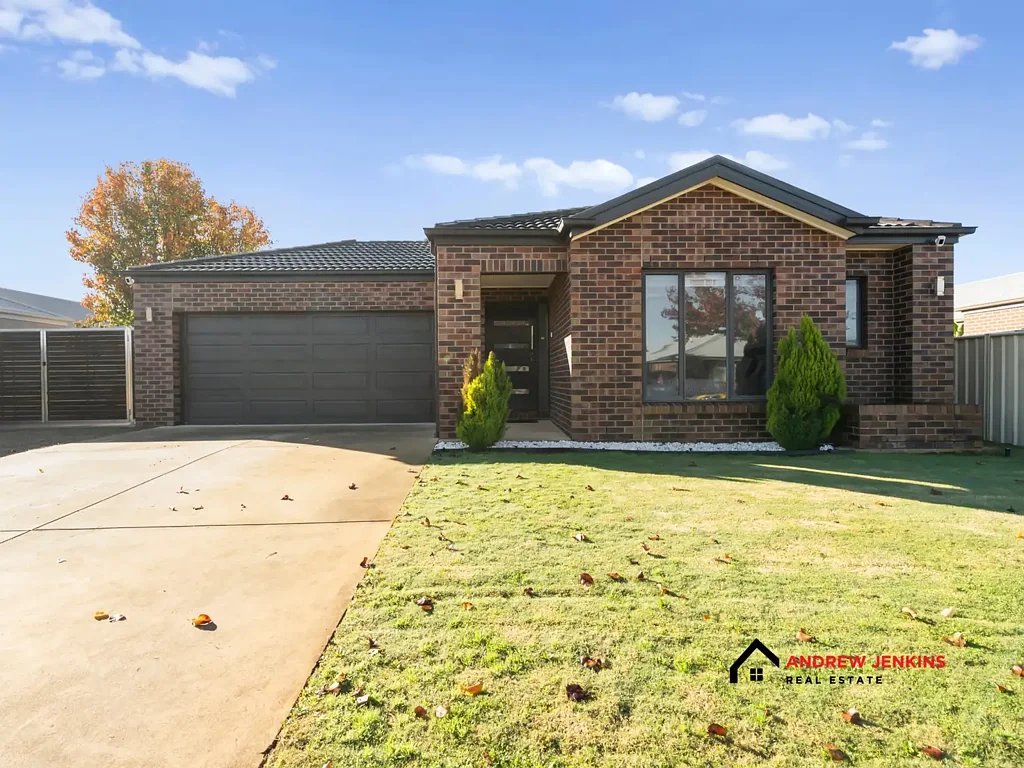 Cobram 3Phòng ngủ Modern Family Living with Shed & Side Access
