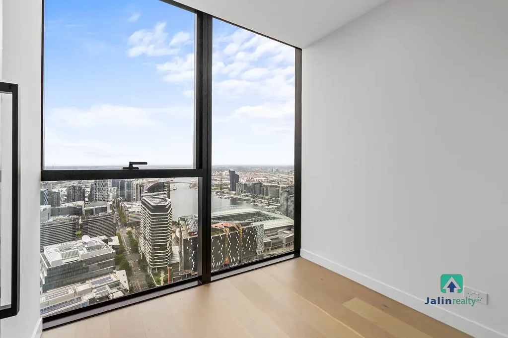 Melbourne 2房 CBD核心位置 两居室两卫浴 现代厨房石材台面 优质电器 落地窗城市景观 私人主卧套间 高度连通性 步行生活中心 High-Level CBD Investment with Strong Rental Appeal!