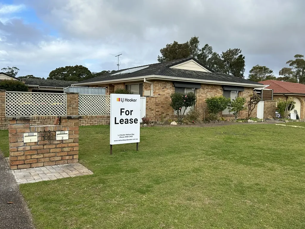 SINGLE LEVEL DUPLEX IN FANTASTIC POSTITION!