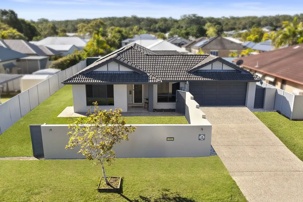 Caloundra West 5ਬੈੱਡਰੂਮ Private family haven with multiple living areas, pool and side access