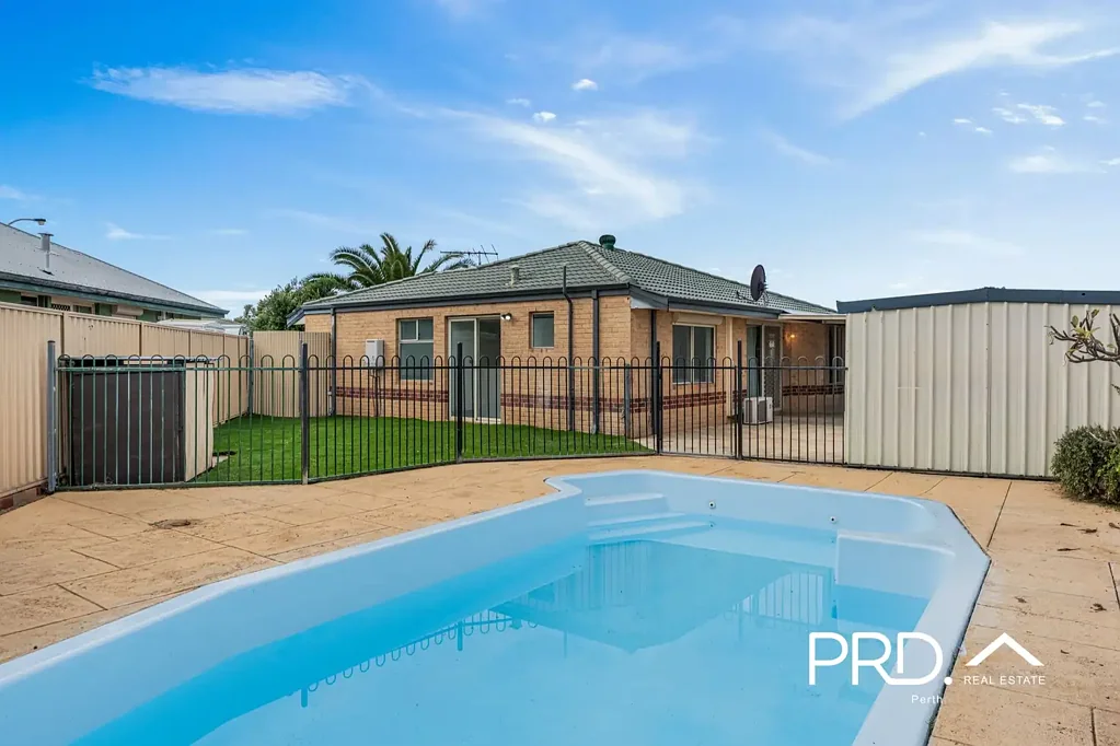 Cooloongup 3房  A Beautifully Renovated Family Home with Poolside Living