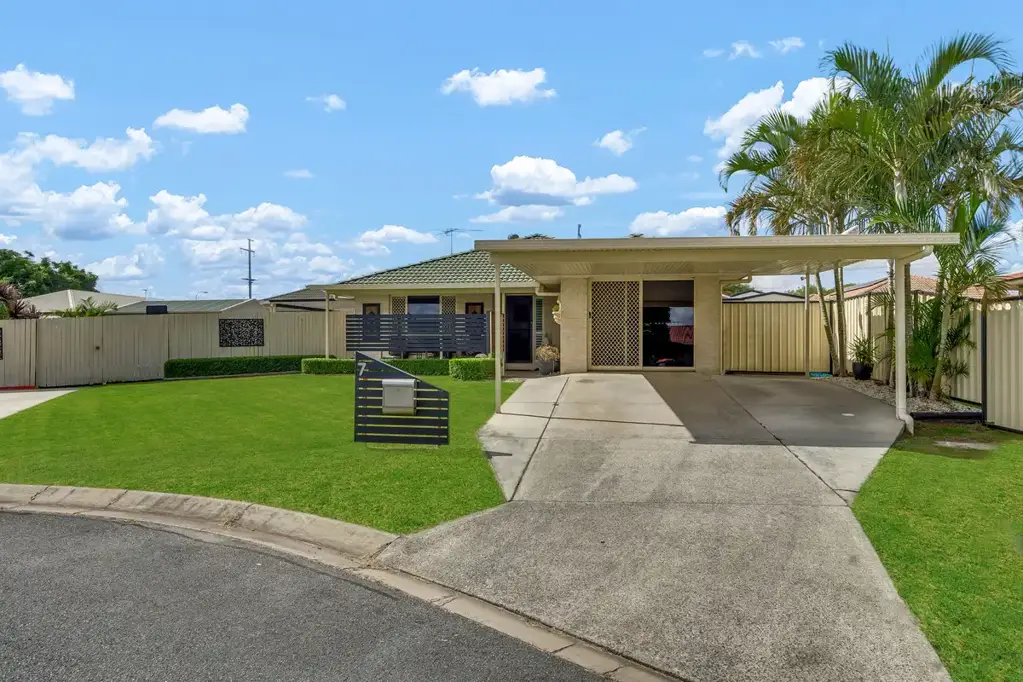 Raceview 4ห้องนอน Spacious Family Living - Entertainer’s Delight! on a Generous 667m² Allotment