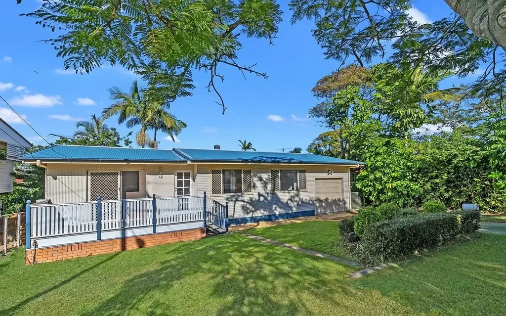 Relaxed Bayside Living with Charm & Space