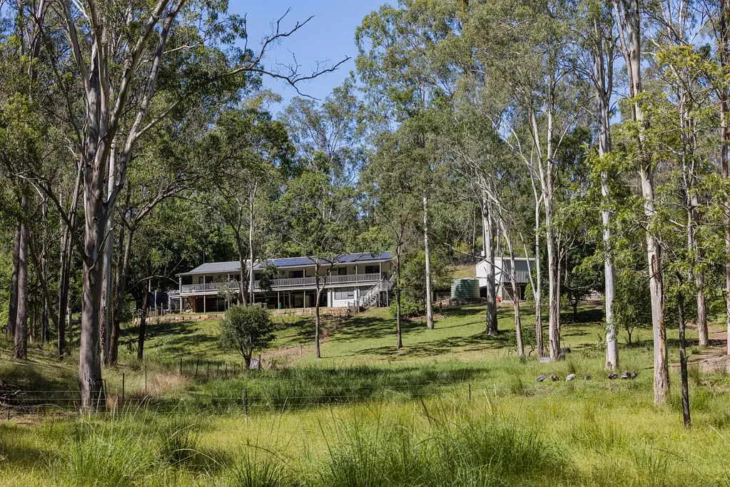 Moorina 4房  翻新的家庭住宅，占地超过10英亩！  Renovated Family Home on over 10 Acres!