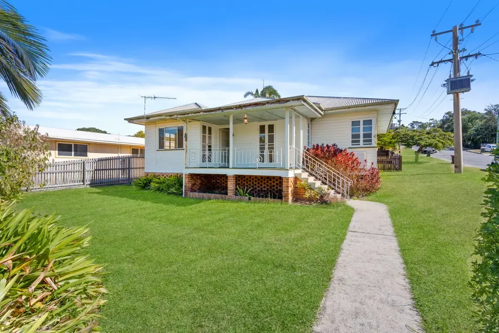 CHARACTERISTIC HOME IN CENTRAL LOCATION + 2 BAY SHED
