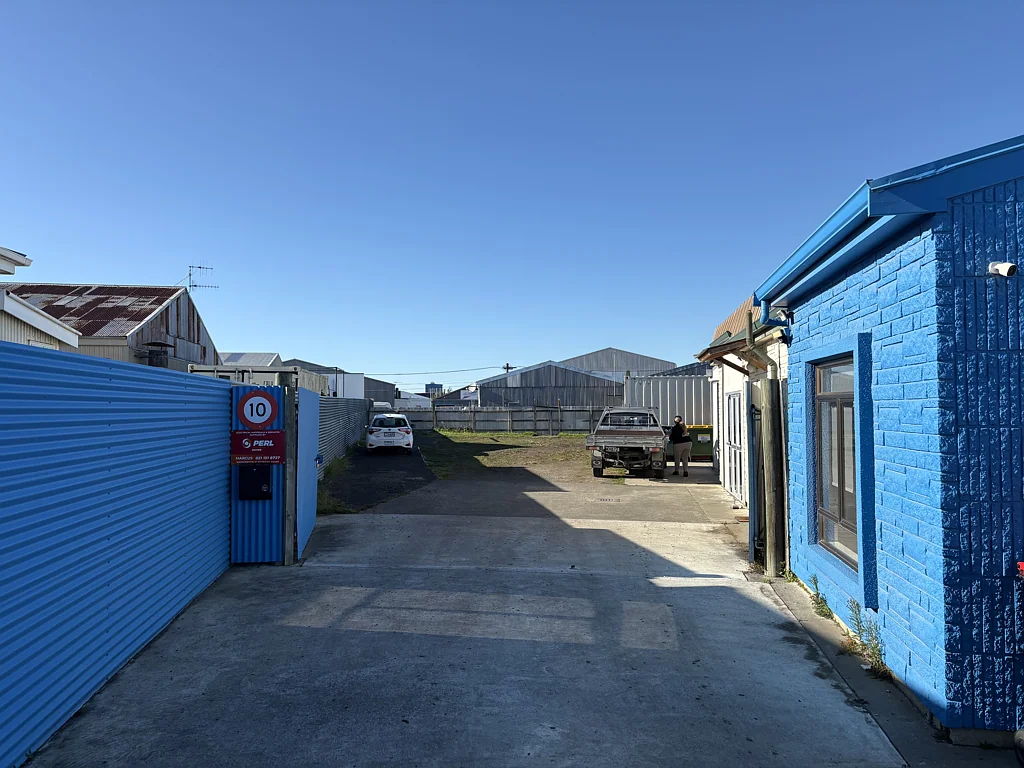 Onekawa Compact Warehouse with Large Yard – Onekawa