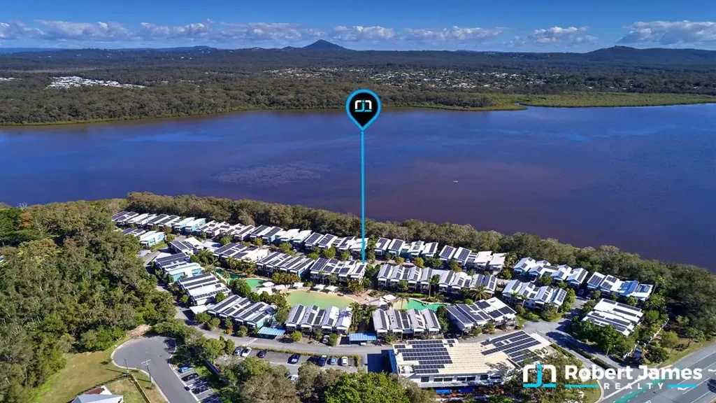 Tewantin 2房  Poolside Dual-Key Opportunity with Renovation Potential