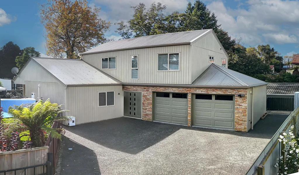 Wanganui East 4房  Stylish lock and leave living