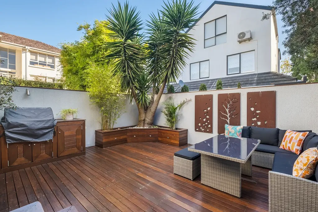 Prahran 3房 宁静社区私享 高天花板木地板 开放式起居庭院 主卧带露台套间 欧洲电器厨房 煤气供暖双层玻璃 步行商圈绿地 Contemporary elegance in a quiet cul-de-sac