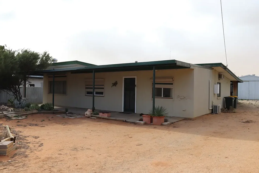 Loxton 3 Bedroom Family Home on Expansive 999 sqm (approx.) Block
